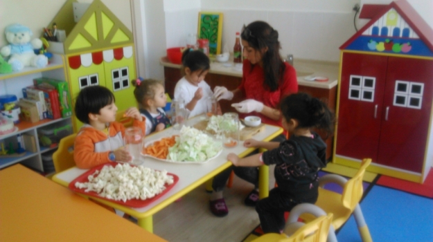 Adana Okyanus Koleji Çiçekler Grubu Aile Katılım Etkinliğinde