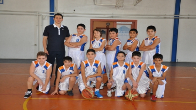 Bahçeşehir Küçük Erkek Basketbol Takımı İlk Rakibini Farklı Yendi