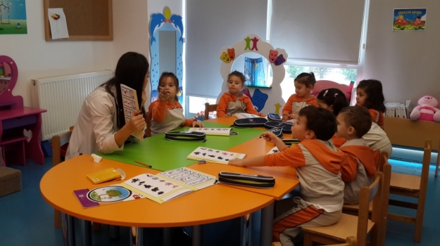 Beykent Okyanus Koleji Okul Öncesi Çiçekler Grubu Öğrencileri Kitap Çalışması Etkinliğinde