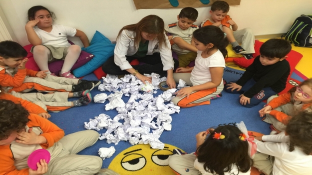 Beykent Okyanus Koleji Okul Öncesi Gökkuşağı Grubu Kartopu Oynuyor