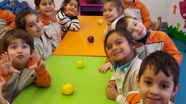 Beykent Okyanus Koleji Okul Öncesi Gökkuşağı Grubu Öğrenciler Dikkat Oyununda