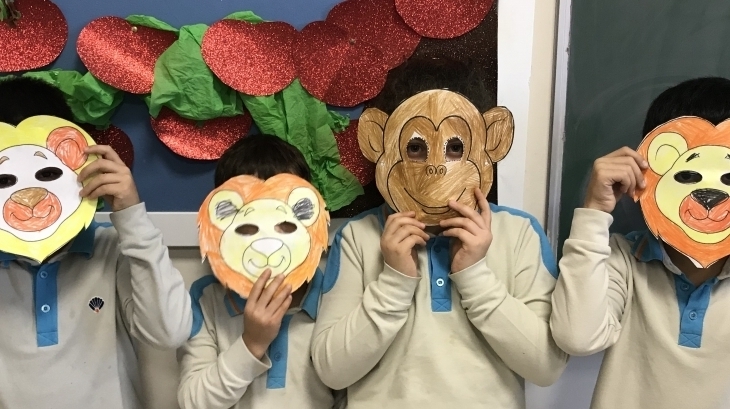 İlkokul Kademesi 2. Sınıf Öğrencileri Reading Dersinde ''At The Zoo'' Kitabını Maskelerle Canlandırdılar