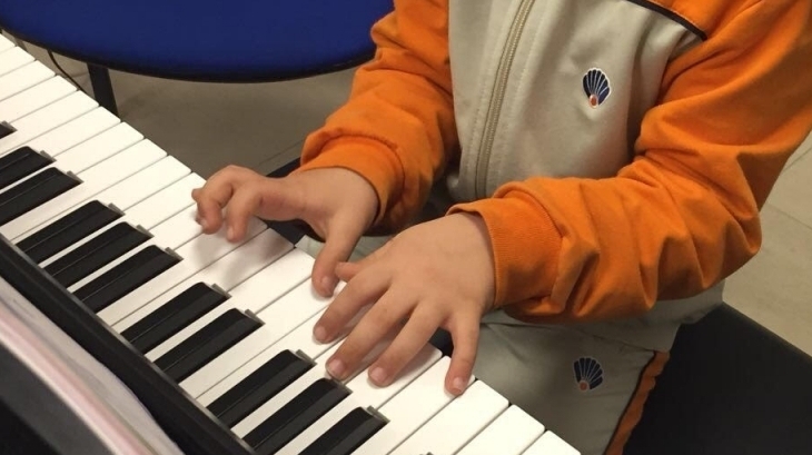 Piyano Yetenek Dersinde Öğrenciler “9. Senfoni” ve “Old Mc Donald” Çalıyor!