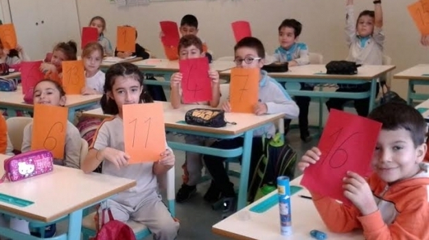 1.Sınıflar Sayı Kartları Eşliğinde Ritmik Sayı Oyunları İle Eğlenerek Öğrendi