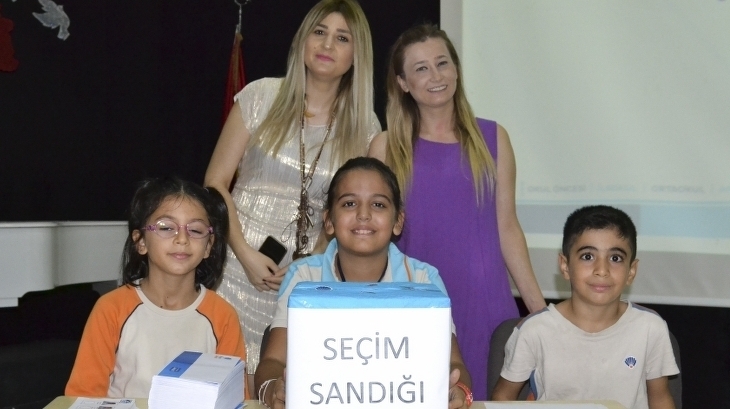 Adana Okyanus İlkokulu öğrencileri 2018-2019 Eğitim-Öğretim yılı okul meclis başkanını seçtiler.