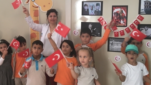 Adana Okyanus Koleji Anaokulu Öğrencileri 29 Ekim Cumhuriyet Bayramını Coşkuyla Kutladı.