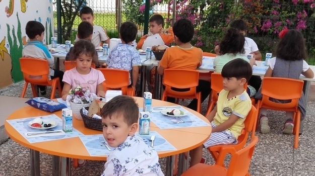 Adana Okyanus Koleji Anaokulu Öğrencileri Bahçede Kahvaltı Keyfinde