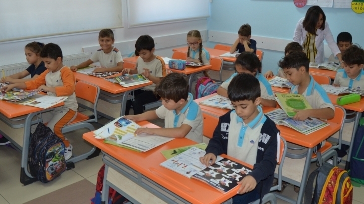 Adana Okyanus Koleji İlkokul 2.3.4. sınıf öğrencileri; her sabah ilk derste on dakika öğretmenleriyle birlikte kitap okuma etkinliği yapmaktadır.