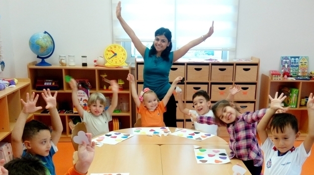 Antalya Okyanus Koleji Okul Öncesi İnciler Grubu İngilizce Dersinde Renkleri Tanıdı