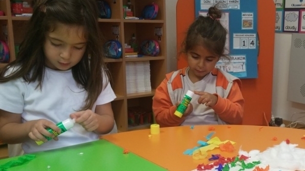 Bahçelievler Okul Öncesi Deniz Yıldızı Grubu Öğrencileri İngilizce Dersinde Renkleri Öğreniyor