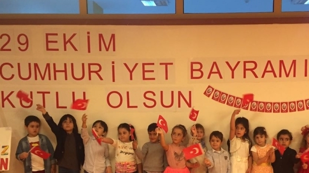 Bahçeşehir A  grubu öğrencileri 29 Ekim Cumhuriyet Bayramı Töreninde
