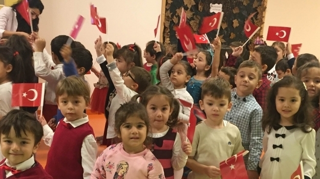 Bahçeşehir B grubu öğrencileri 29 Ekim Cumhuriyet Bayramı Töreninde