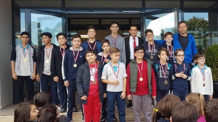 Çekmeköy Futbol Şampiyonları Madalyalarına Kavuştular
