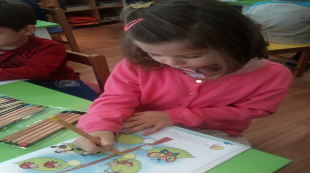 Fatih Okyanus Okul Anaokulu Gökkuşağı Grubu Okuma Yazma Çalışmaları Yapıyor