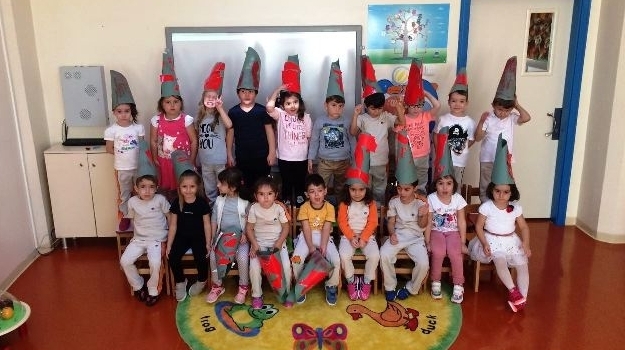 Güneşli Okyanus Koleji Okul Öncesi Yunuslar Grubu Kırmızı Şapka Partisi Yapıyor