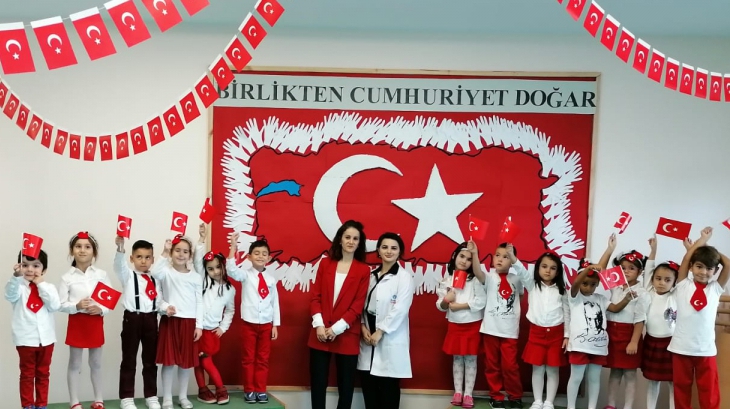 Mimarsinan Okyanus Koleji Okul Öncesi Kademe Öğrencileri 29 Ekim Cumhuriyet Bayramı Töreninde.
