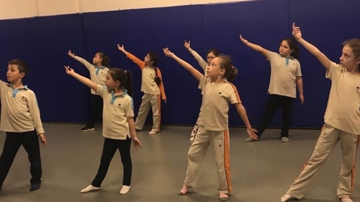 Öğrencilerimiz Modern Dans Yetenek Dersinde