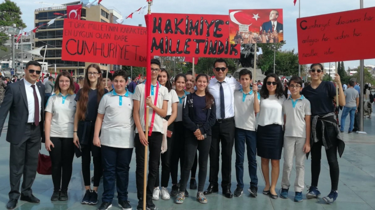 Ortaokul Öğrencileri Cumhuriyet Bayramında Çelenk Sunma Törenine Katıldılar
