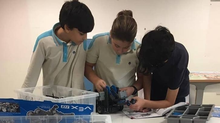 Ortaokul Öğrencileri Vex Robotik Yetenek Dersinde