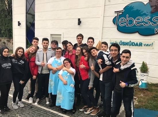 Sancaktepe Okyanus Anadolu Lisesi Okul Öğrenci Meclisi Öğrencileri Okul Rehber Öğretmenleri Meral Ünlü İle birlikte; 18.10.2018 tarihinde Tebessüm Kahvesin de, Down Sendromlu Arkadaşlarımızı Ziyaret ettiler.