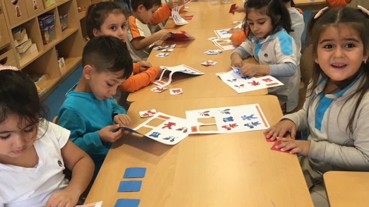 Yıldızlar ve Güneş Grubu İngilizce Dersinde Flashcard ve Hafıza Oyunu Oynadı