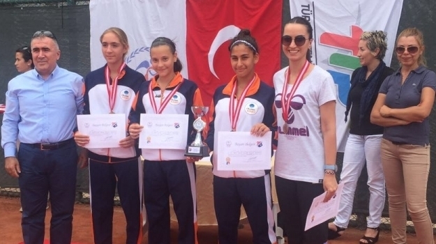 Mavişehir Okyanus Ortaokulu Yıldız Kızlar Tenis Turnuvasında Türkiye 3'ncüsü Oldu