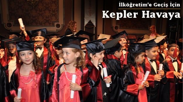 Okul Öncesi Öğrencileri, Keplerini Attı