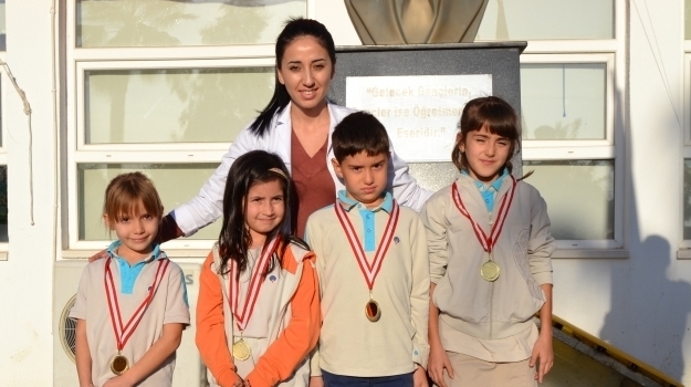 Adana Okyanus Koleji’nde ''Ay'ın Müzisyeni'' Seçilen Öğrenciler Madalyalarını Aldılar
