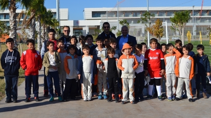 Futbol Kulübü Öğrencilerimiz Antalyaspor Profesyonel Futbol Takımını Fenerbahçe Maçı Öncesi Ziyaret Etti