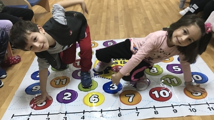 Avcılar Yıldızlar Grubu Öğrencileri 19.10.2018 Cuma günü  Play-Time (Twister) etkinliği için oyun salonunda yerlerini aldılar.