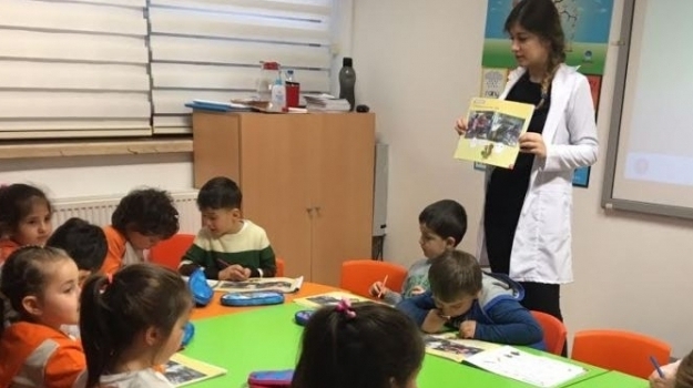 Bahçelievler Okul Öncesi Samanyolu Grubu Öğrencileri İngilizce Cookie dersi yapıyor