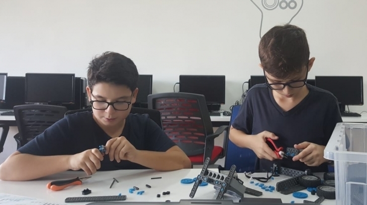 Bahçeşehir Okyanus Koleji Ortaokul Kademesinde Öğrencilerimiz Robot Tasarlıyorlar