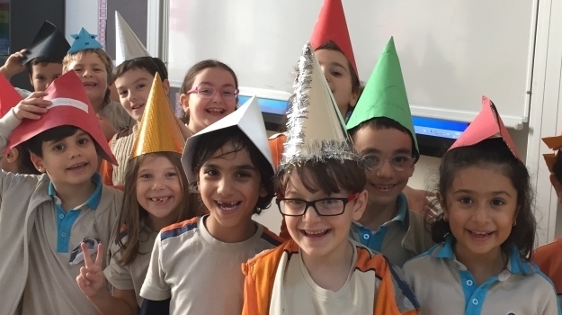 Bahçeşehir Okyanus Koleji Üstün Zekalılar ve Yetenekliler İlkokulu 2/D sınıfı Öğrencileri Şapkalarla Düşünüyor