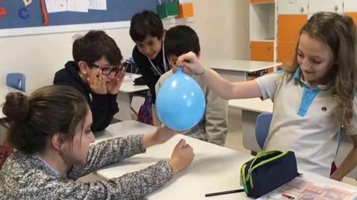 3/B Sınıfı "Patlamaz Balon" Deneyi Yaptı