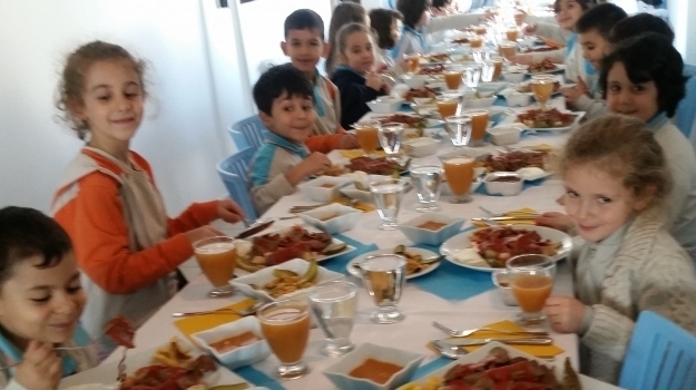 Eryaman Okyanus Koleji İlkokul Kademesi'nde 'Örnek Sınıf' Seçilen 1-A Sınıfı Öğrencileri Yemekte