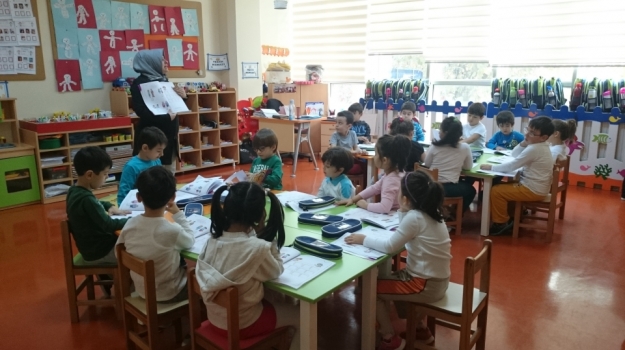 Güneşli Okyanus Koleji Gökkuşağı Grubu Öğrencileri Okuma Yazmaya Hazırlık Çalışmasında