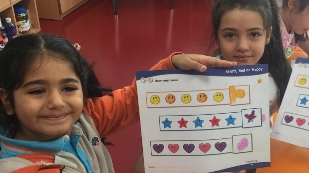 Halkalı Okul Öncesi Yıldızlar Grubu İngilizce Dersinde Renkleri İşledi