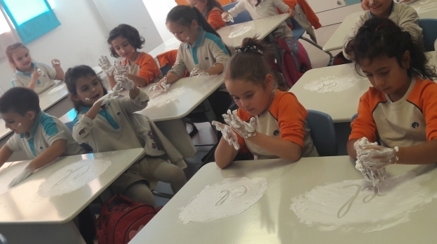 Ankara Eryaman Okyanus İlkokul Kademesi Öğrencilerinin Köpükle Dikte Çalışması