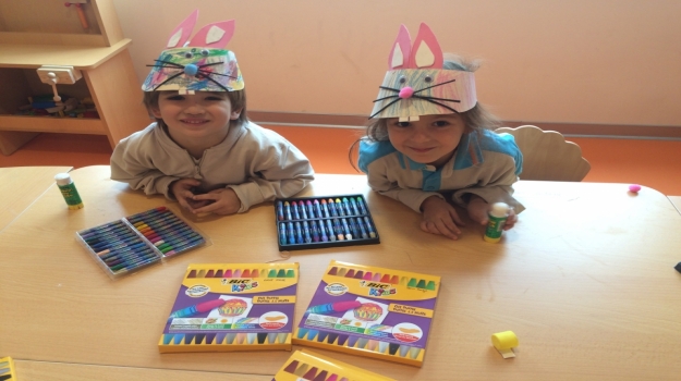 Kemerburgaz Okul Öncesi Yunuslar Grubu Tavşan Şapkaları Yapıyor