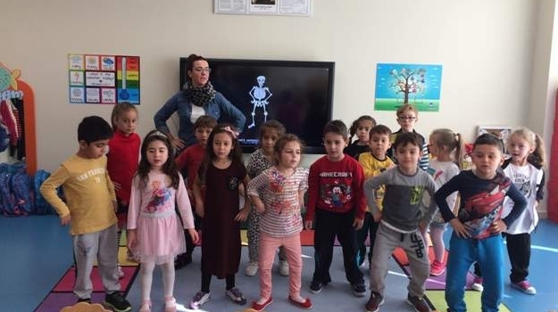 Mavişehir Gezegenler Grubu İngilizce Dersinde "Skeleton Dance" Şarkısında Dans Ediyorlar