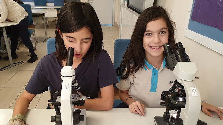 Okyanus Koleji öğrencileri Mikroskop Yardımıyla Mikroskobik Canlıları gözlemlediler