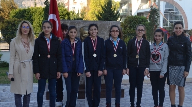 Özel Konyaaltı Okyanus Koleji'nin Kasım Ayı "TEOG" Şampiyonları Madalyalarını Aldı