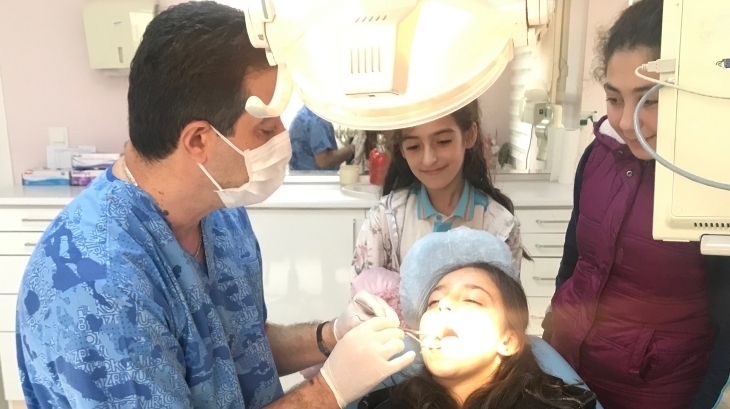 "Gelecekte Bir Gün Meslekte İlk Gün Projesi" Kapsamında Diş Hekimi Mesleği Tanıtım Gezisi Yapıldı