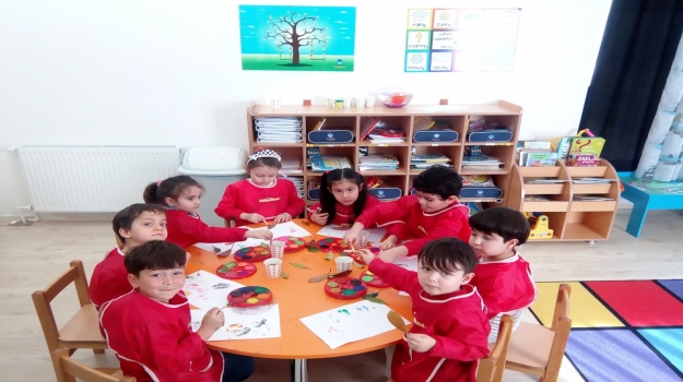 Adana Okyanus Koleji Yıldızlar Grubu Baskı Çalışması Yapıyor