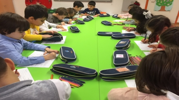 Okul Öncesi Öğrencileri Dil Kulübü İspanyolca Dersinde