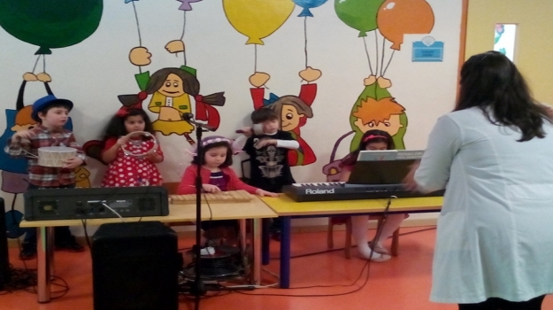 Bahçeşehir Okyanus Anaokulu Müzik Yetenek Kulübü Öğrencilerinden Koridor Dinletisi ve Tak Takıştır Partisi