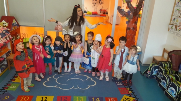 Beykent Okyanus Koleji Okul Öncesi Çiçekler Grubu Öğrencileri Tak Takıştır partisinde