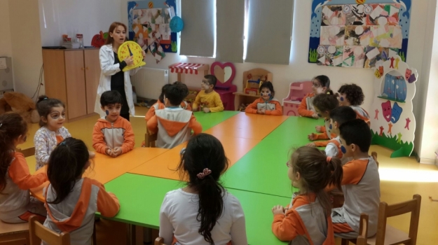 Beykent Okyanus Koleji Okul Öncesi Gökkuşağı Sınıfı Zaman Kavramını Öğreniyor