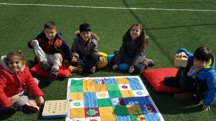 Beykent Okyanus Koleji Okul Öncesi Güneş  Grubu Öğrencileri Cubetto Kodlama Dersinde