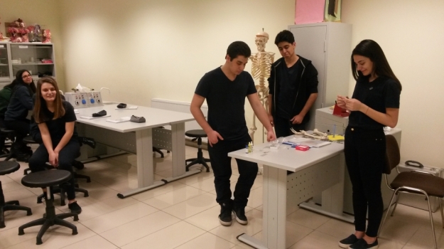 Ataşehir Okyanus Koleji 10. Sınıf Öğrencileri Deneylerle Öğreniyor